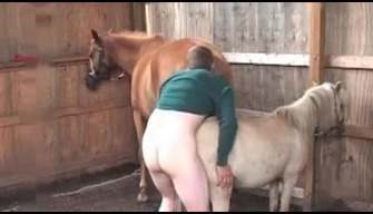 Zoophile en video porno se folla a un corto caballo sexo con animales online