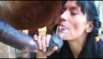 Sexo com um cavalo pigtailed puta devora cavalo cum pornozoo com um cavalo