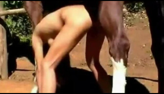 Desnudo Latina jugando con la dignidad de un caballo joven